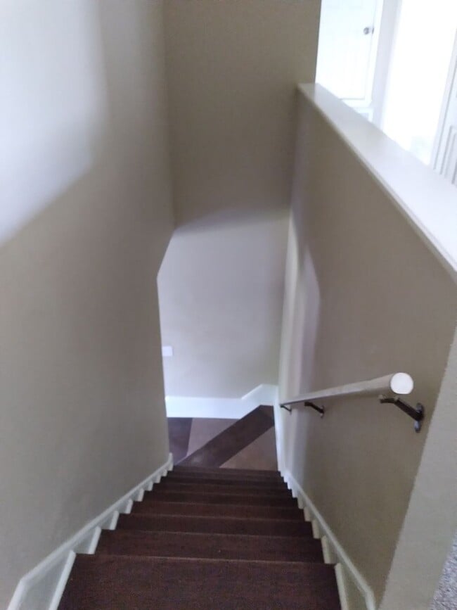 Building Photo - 4 bedroom 2.5 bathroom