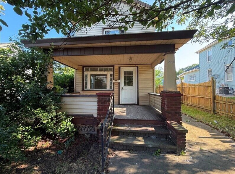 Building Photo - 303 E Lutton St