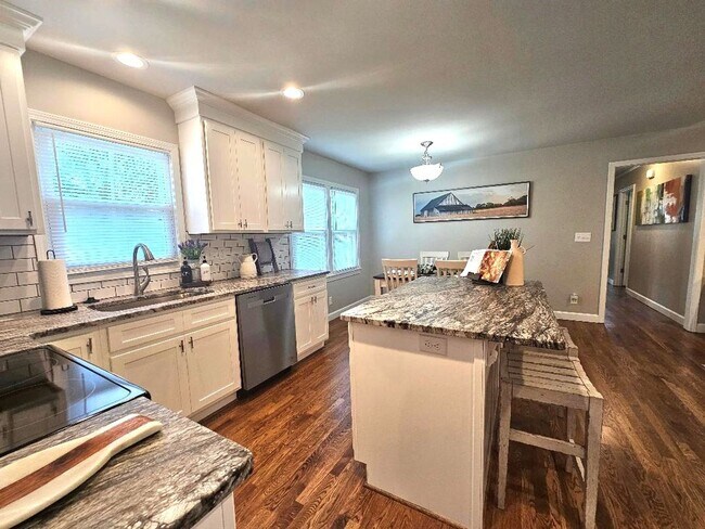 Building Photo - 3 Bedroom home minutes from Prisma Health and Downtown Greenville