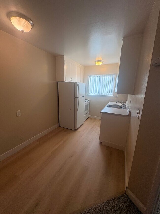 Building Photo - 1st floor 1 bedroom 1 bath apartment w/ assigned parking!