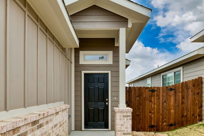 Building Photo - GORGEOUS 3 BEDROOM DUPLEX LOCATED IN MIDLO...