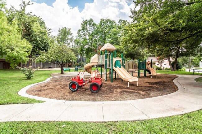 Building Photo - 1901 N Fitzhugh Ave