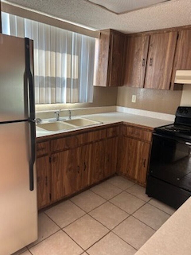Building Photo - 2 bedroom / 2 bath available now!