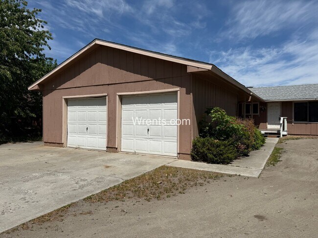 Building Photo - 2909-2911 E Rockwell