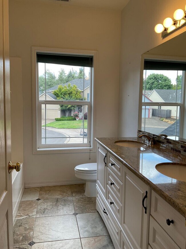 Building Photo - Beautiful House in Desirable South Gateway...