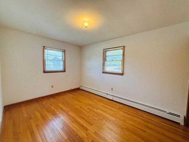 Building Photo - 208 Broce Dr