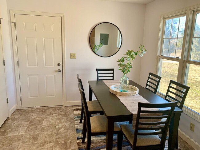 Building Photo - 3 Bedroom 3 bath House! Close  to UNL!!