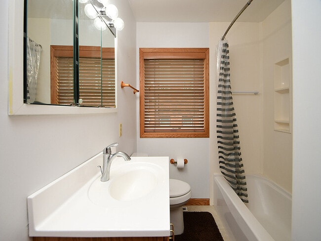 Building Photo - 405 E 5th St