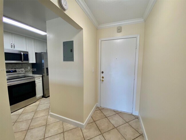 Building Photo - 8881 Fontainebleau Blvd