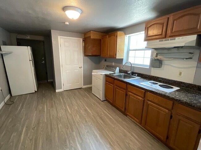 Building Photo - Two Story One Bedroom Apartment