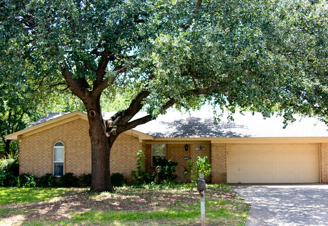 Primary Photo - 1520 Sheila Dr