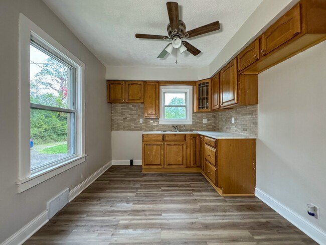 Building Photo - 2957 Greenfield Ave