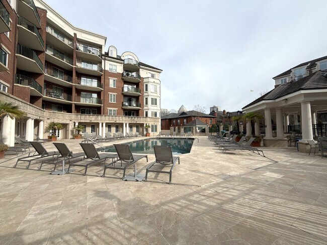 Building Photo - Fifth & Poplar - T.R. Lawing Realty Property