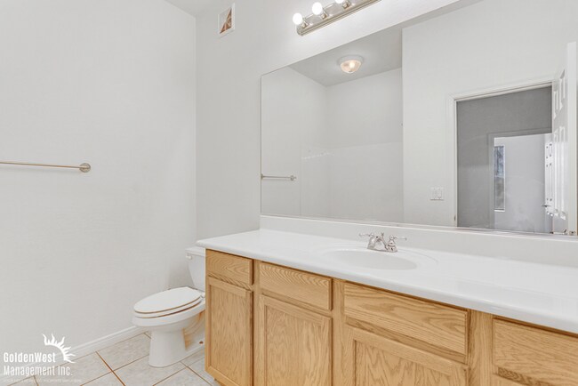 Building Photo - Gorgeous 2Bdm 2Ba Home with Golf-Course Vi...