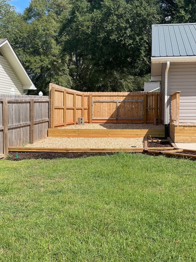 Building Photo - Available May!