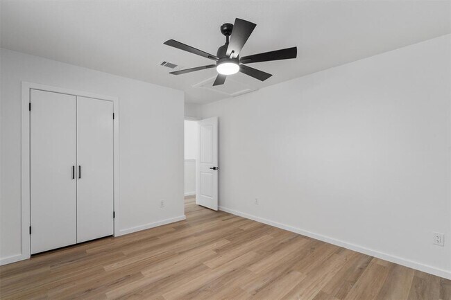 Building Photo - 9730 Anderson Village Dr