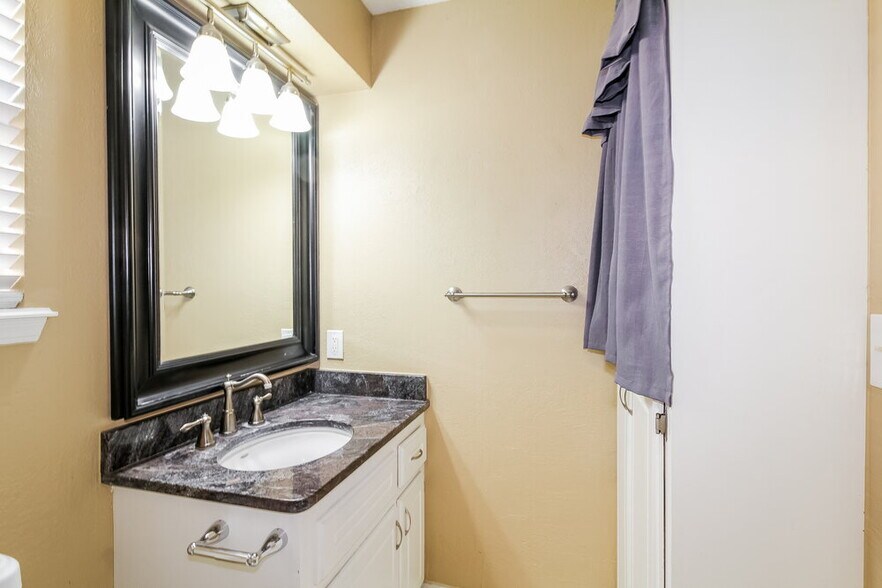 Building Photo - 1104 Meadow Lake Dr