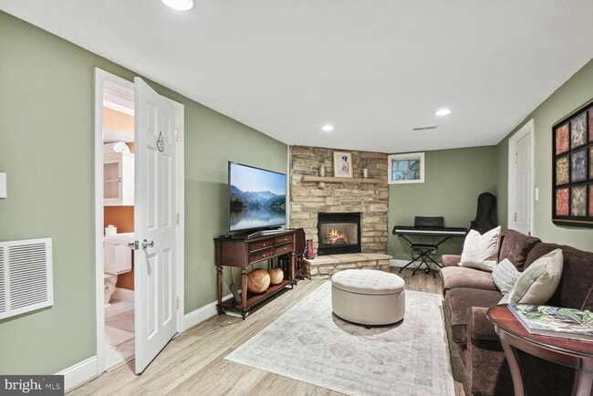 Building Photo - 900 N Livingston St