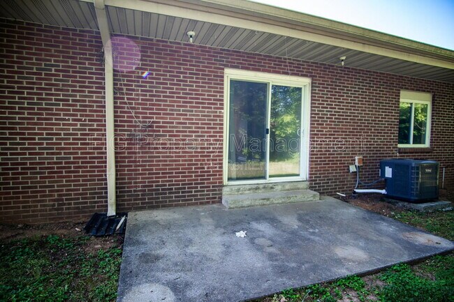 Building Photo - 113 Louella Dr