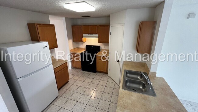 Building Photo - 4745 Playschool Dr