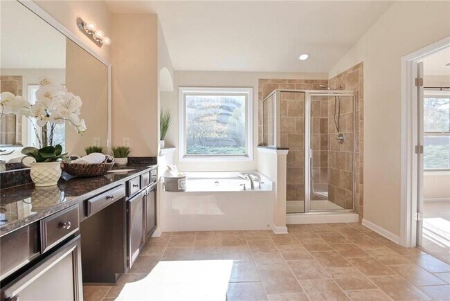 Building Photo - 4665 Woodbine Way