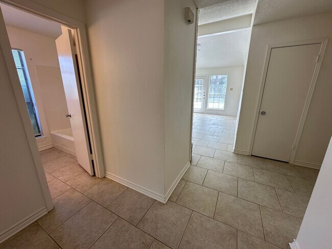 Building Photo - 5885 Creekside Cir