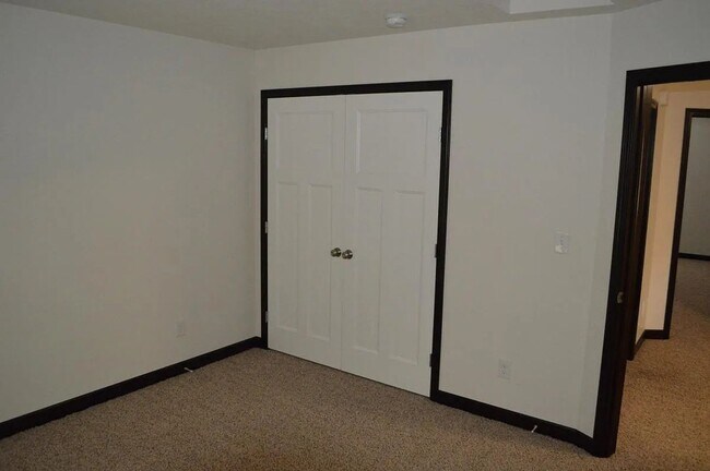 Building Photo - 467 Sparrow Way