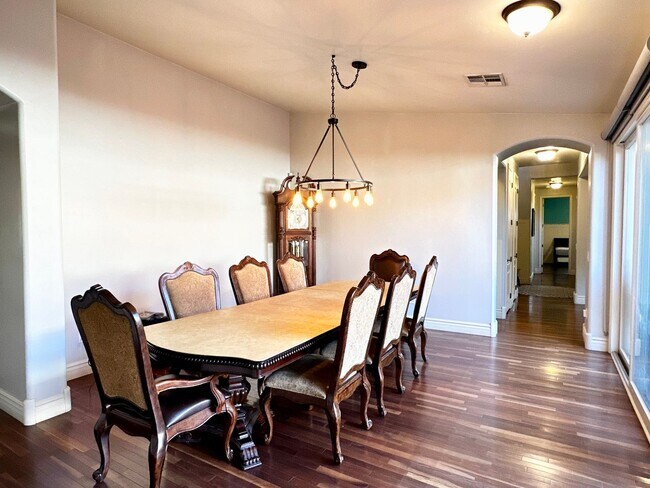 Building Photo - HIGHLY DESIRABLE AND SPACIOUS HOME FULLY EQUIPPED WITH SOLAR PANELS + LANDSCAPING INCLUDED