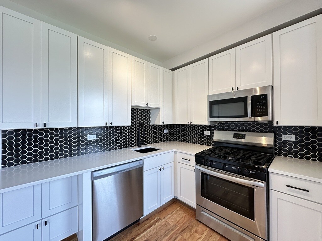 Building Photo - 661 W Wrightwood Ave