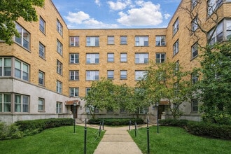 Building Photo - 2600 W Balmoral Ave