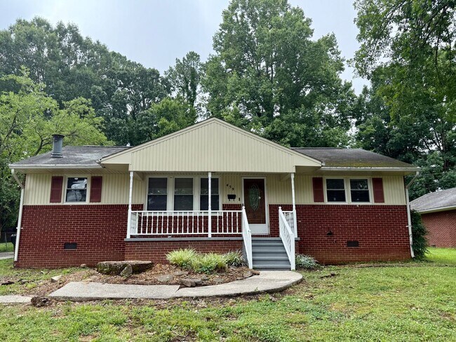 Building Photo - Three bedroom, 1 bath house in Burlington