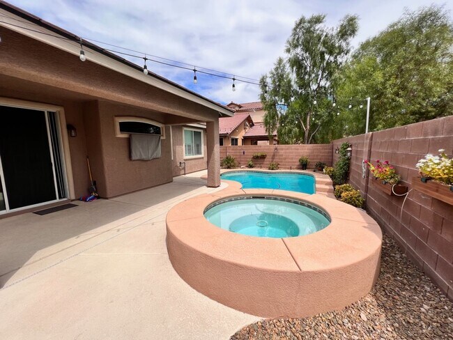 Building Photo - Gorgeous 1 story single home, 3 beds, 2 ba...