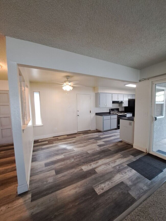 Building Photo - Single-Level Clovis Home with 3 Bedrooms, ...