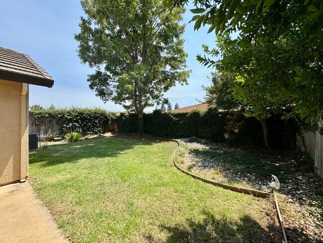 Building Photo - Beautiful 3 Bed / 2 Bath Home with 2-Car Garage in Roseville