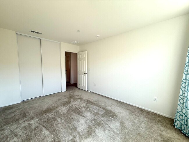 Building Photo - Modern Three Bedroom Townhouse in gated community of El Paseo $2,995.