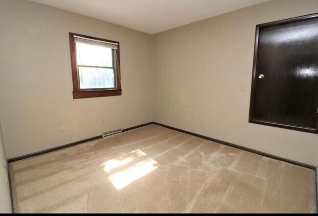Building Photo - 4554 Sandringham Dr