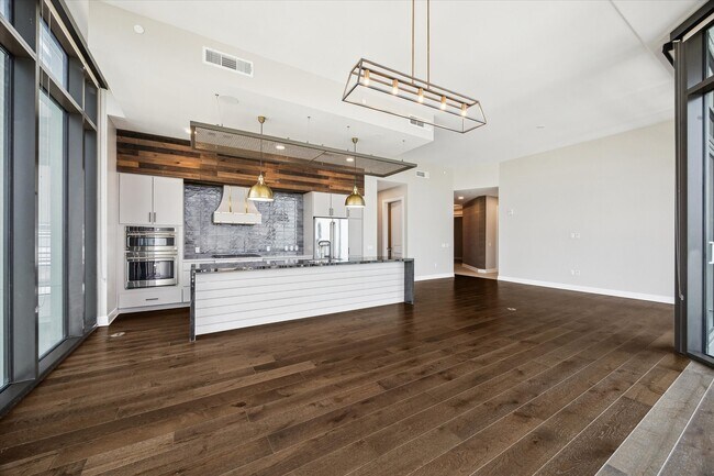 Building Photo - 9757 Katy Fwy