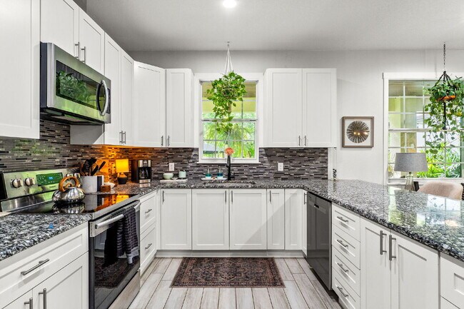 Building Photo - Charming 3-Bed with 2 Baths Oasis in St. C...