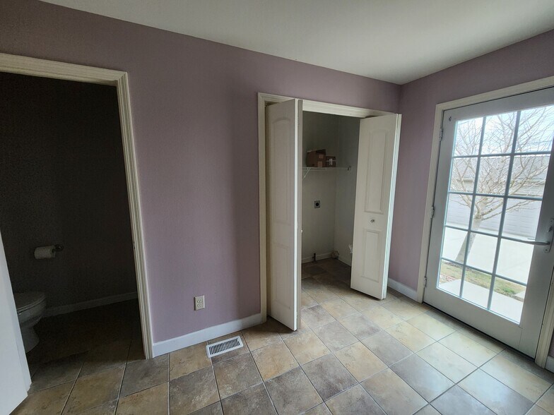 Rear entrance - 1948 Glenbridge Rd