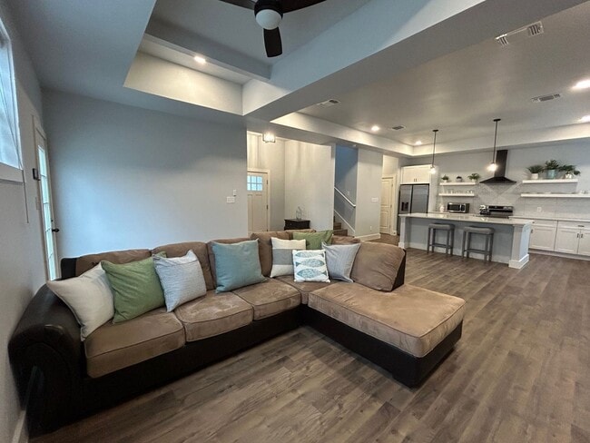 Building Photo - 2BED / 1BATH Condo/Townhome For Lease! Available NOW!