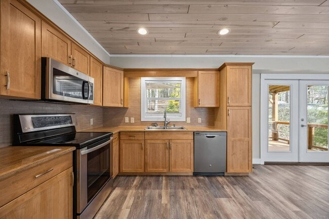 Building Photo - 251 Landwood Ln