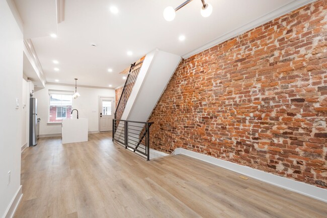 Building Photo - Welcome home to this newly renovated porch...