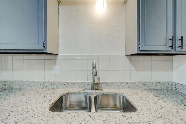 Building Photo - 3 bedroom 2.5 bath - NW Highway and Rockwell