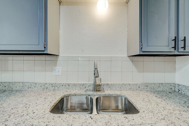 Building Photo - Coming Soon! - 3 bedroom 2.5 bath