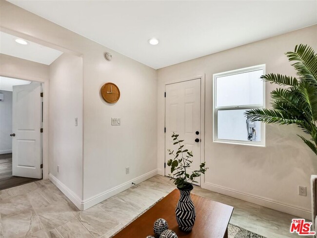 Building Photo - 3057 Vineyard Ave