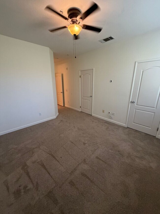Building Photo - FOR LEASE – Beautiful 2 + 2.5 Townhome with A/C, Near Downtown Ventura & the Beach!