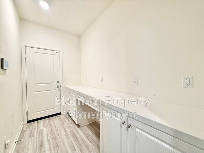 Building Photo - 25161 Harmony Ave