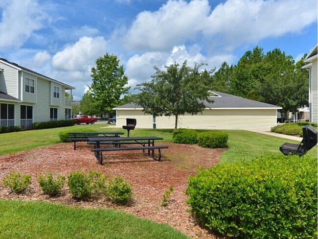 Building Photo - Charming Magnolia Place Townhome