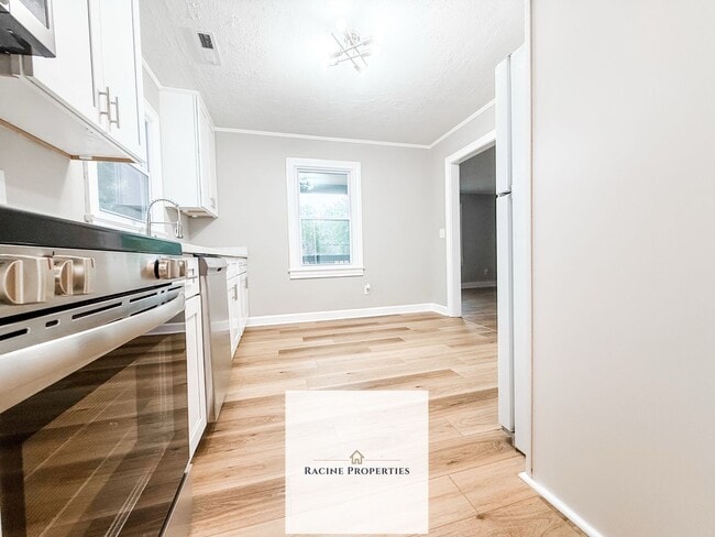 Building Photo - Your Dream Home Awaits! Fully Updated 3 Be...