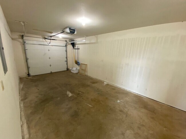 Building Photo - large 3 Bedroom 2.5 Bath Springfield duplex